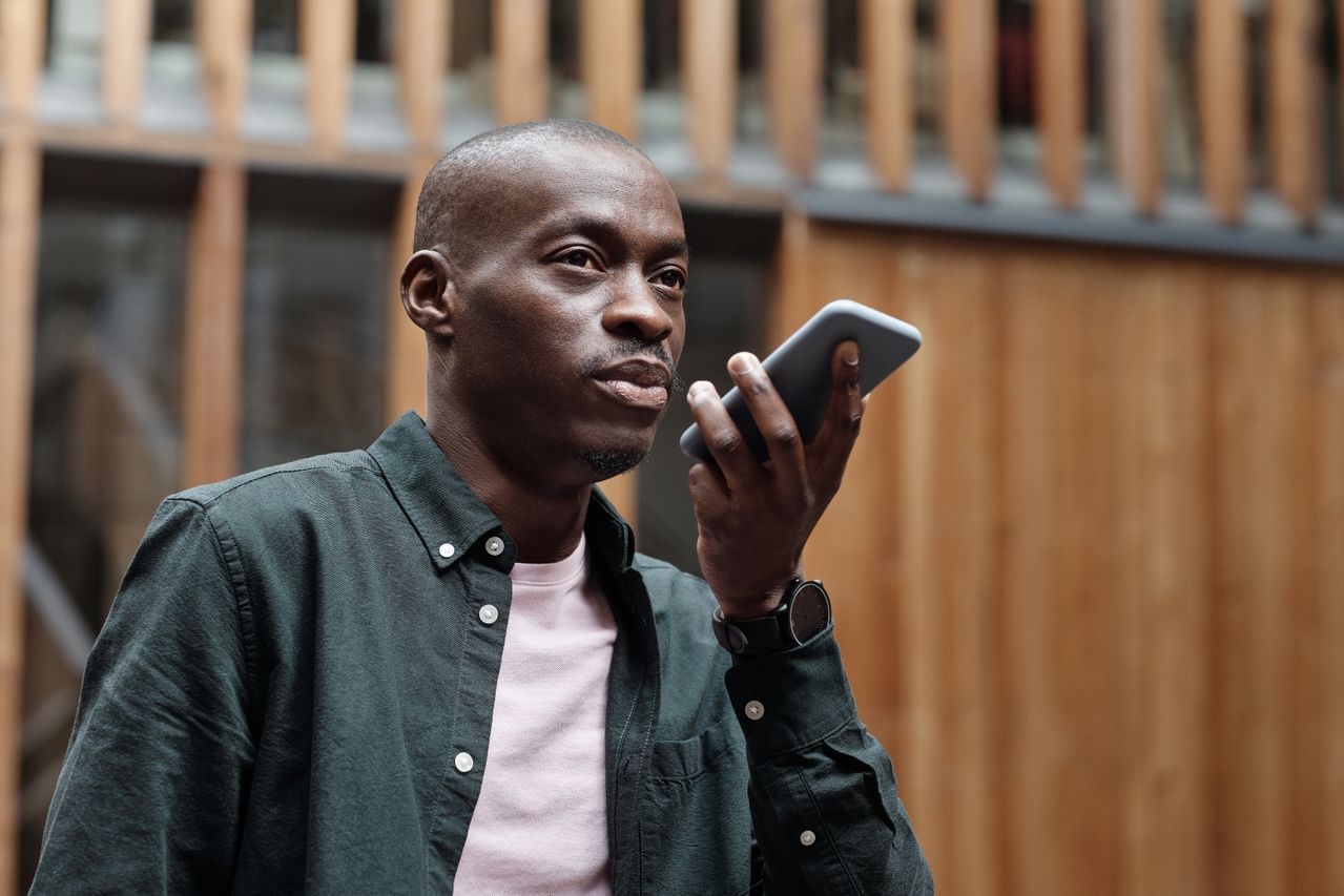How to Effortlessly Dictate Content on Your Phone (Without Sounding Like a Robot)